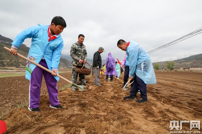 座谈会上,岢岚县长侯俊生和岢岚县教育科技局负责人介绍了岢岚县教育