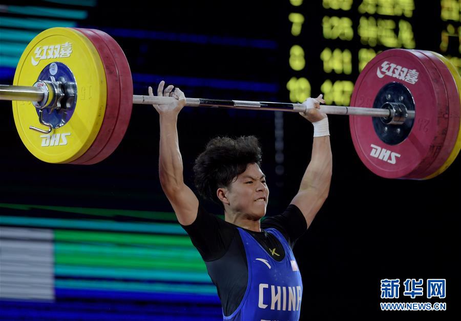 8月11日,台州市少年体校选手陈戬在挺举比赛中.