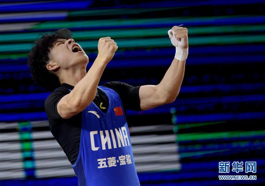 8月11日,台州市少年体校选手陈戬在挺举比赛中.