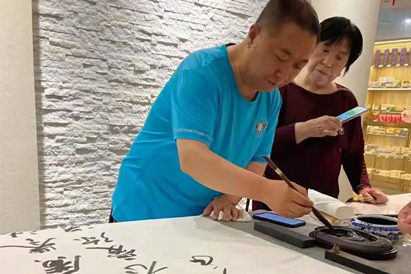 "颐圣堂"始创于1698年(康熙三十七年,是山西太谷当地名医杨秉忠在