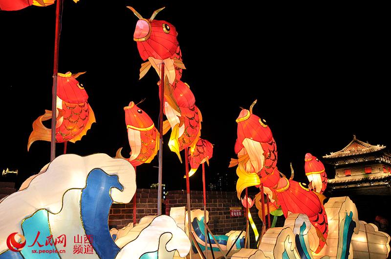 城墙上的鲤鱼跃龙门灯组(李毅 王中勋摄)