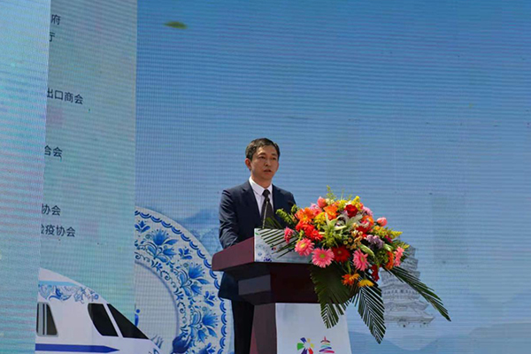 中共朔州市委书记熊燕斌在开幕式上发表讲话(央广网发  高文武  摄)