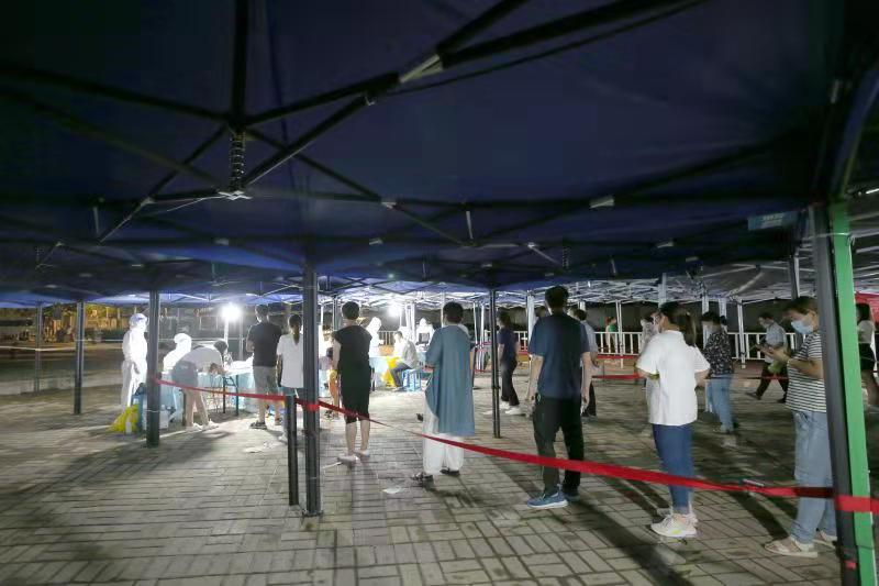 核酸检测采集点排起长队(央广网发 张丽姝 摄)