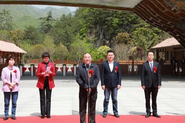 洋县人大常委会主任牟如虎宣布华阳景区四宝园盛大开园(央广网发 主办