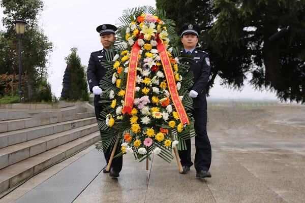 西安铁警举行清明祭奠缅怀英烈主题活动