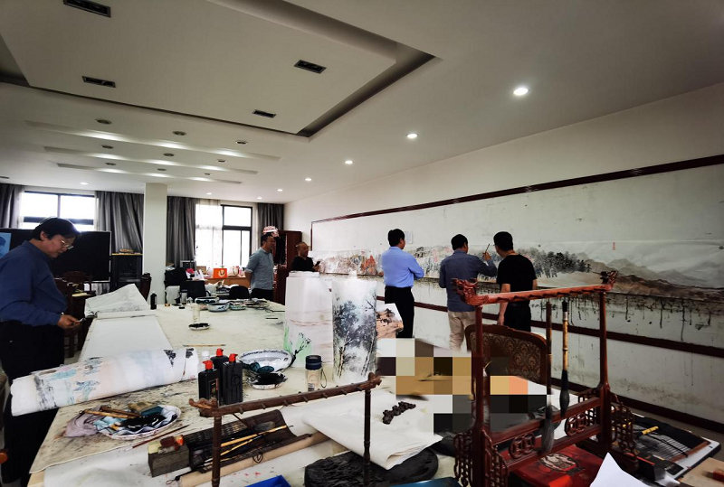 企业职工创作书画作品现场(央广网发 主办方供图)