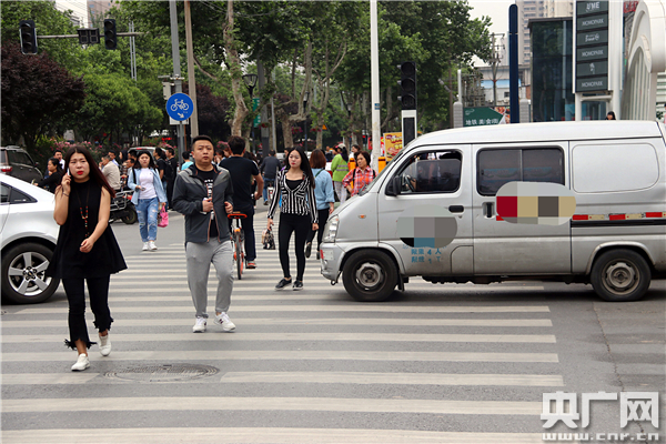 首先车让人——斑马线前看文明