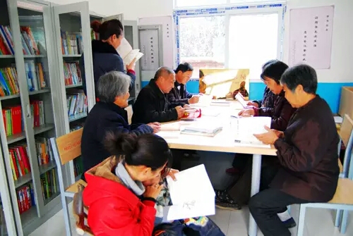 陕西省未央区汉城街办店子村村民说:"农家书屋的图书,音像制品,报刊