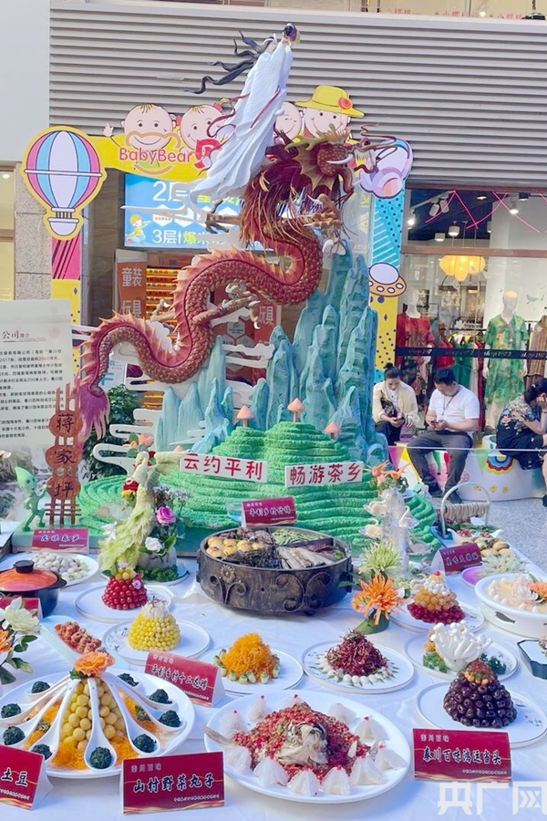 本网推荐  美食节上,平利县的餐饮企业展台前吸引不少群众围观,一条