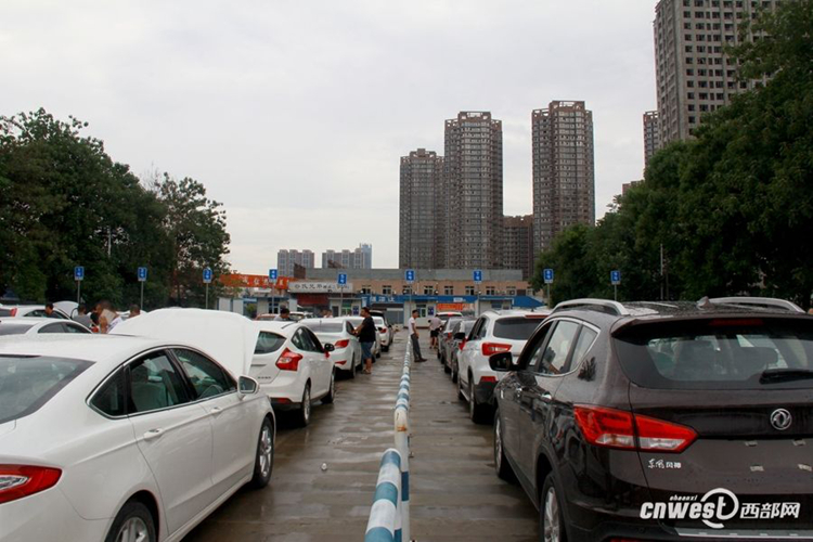 西安市车管所外排队进行新车注册的车主.资料图