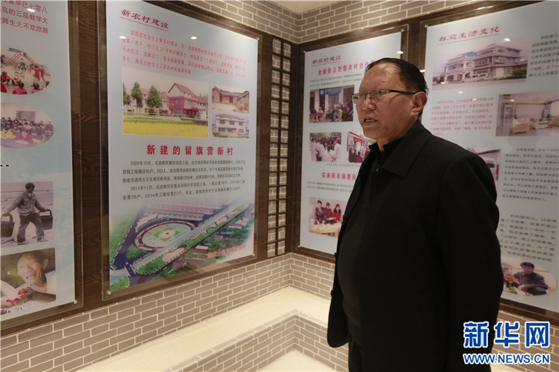 留旗营社区党总支书记殷金水介绍社区历史.汪艳摄