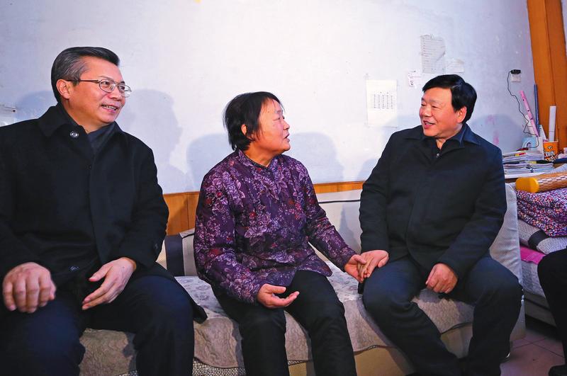 陕西省委书记娄勤俭看望慰问困难企业和贫困群众