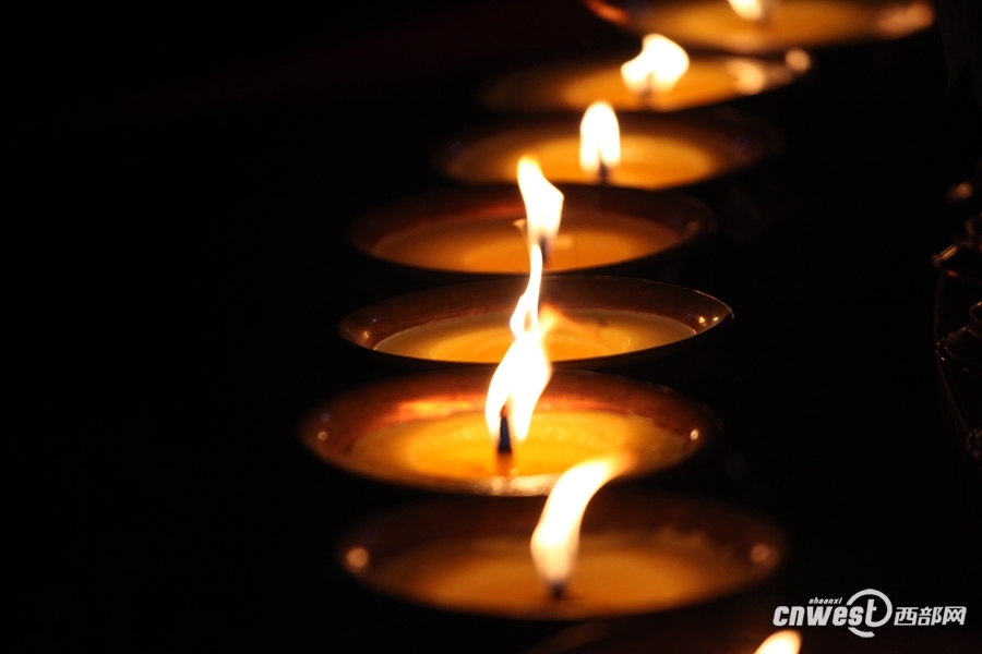 新年灯会 西安市民点燃万盏酥油灯祈福