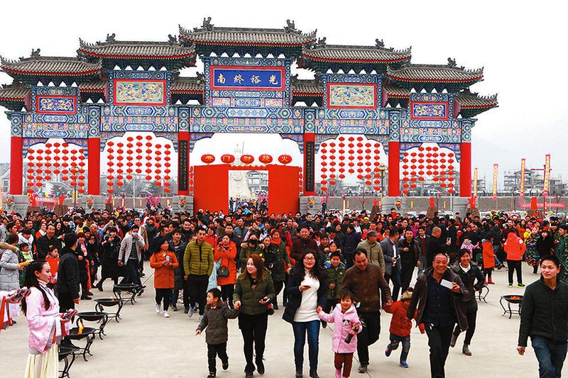 楼观道文化展示区春节期间开展的跨火盆,过财门等一系列主题活动,吸引