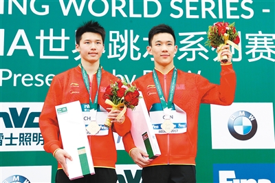 中国选手陈艾森,杨昊(右)在颁奖仪式上合影 新华社发