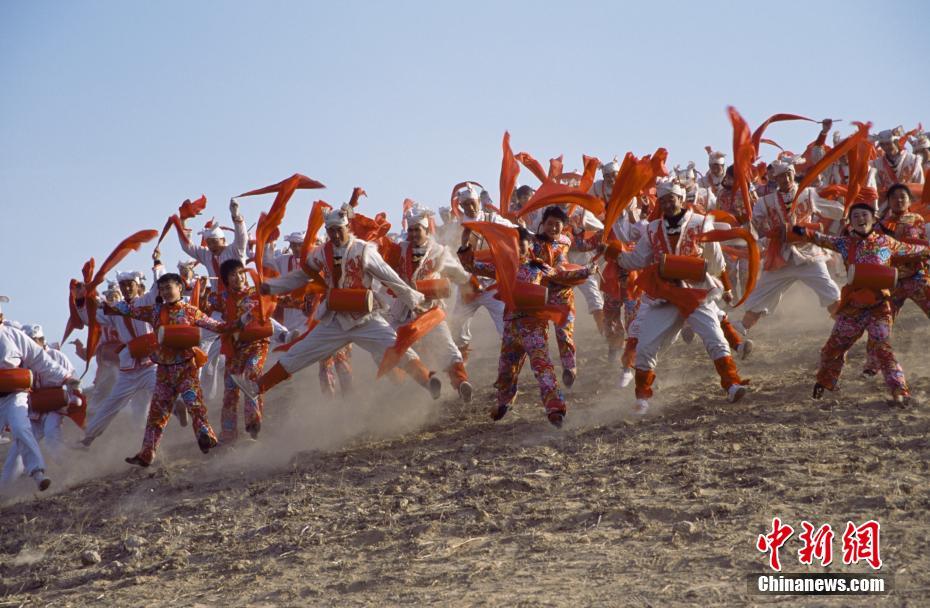 陕西延安,身穿表演服的人们在热烈地表演安塞的腰鼓舞蹈.马耀俊 摄