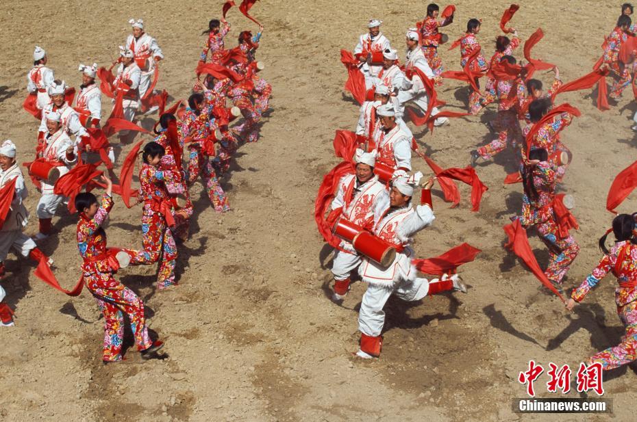 陕西延安,身穿表演服的人们在热烈地表演安塞的腰鼓舞蹈.马耀俊 摄