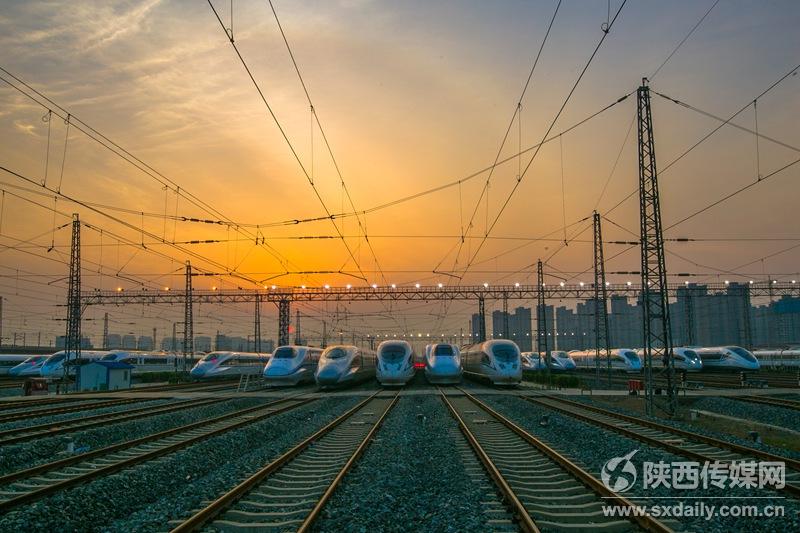 西安动车段动车存车线清晨时分温馨如画