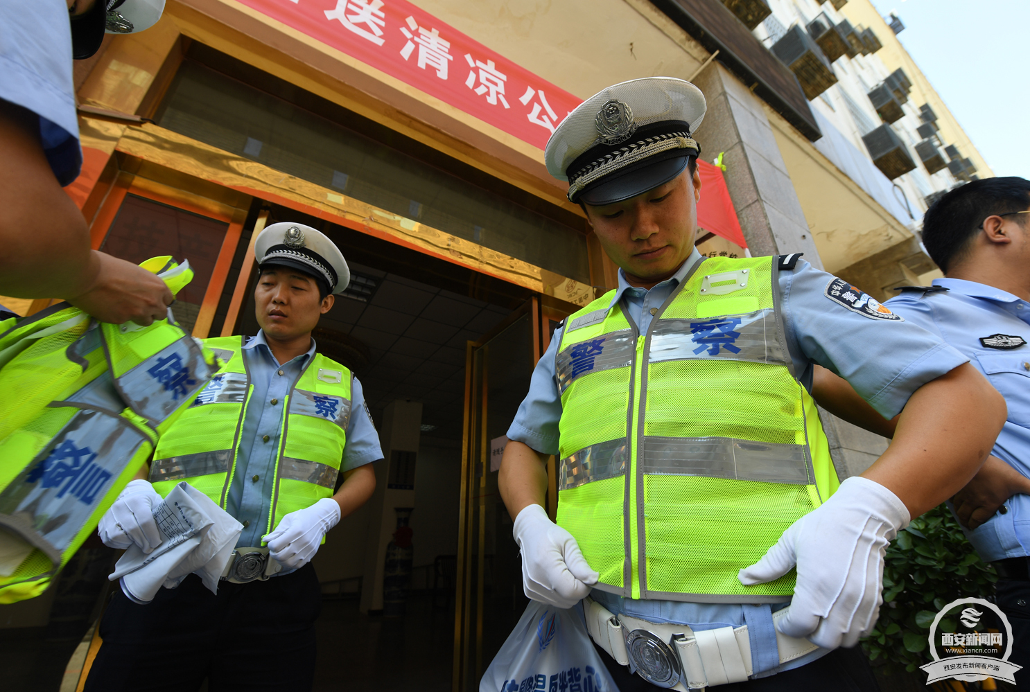 新科技警用防暑降温反光背心 为高温下的交警送清凉