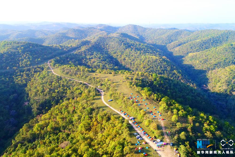 航拍七彩帐篷点"靓"千年秦直古道