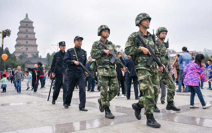 西安武警支队出动大批官兵为市民游客保驾护航