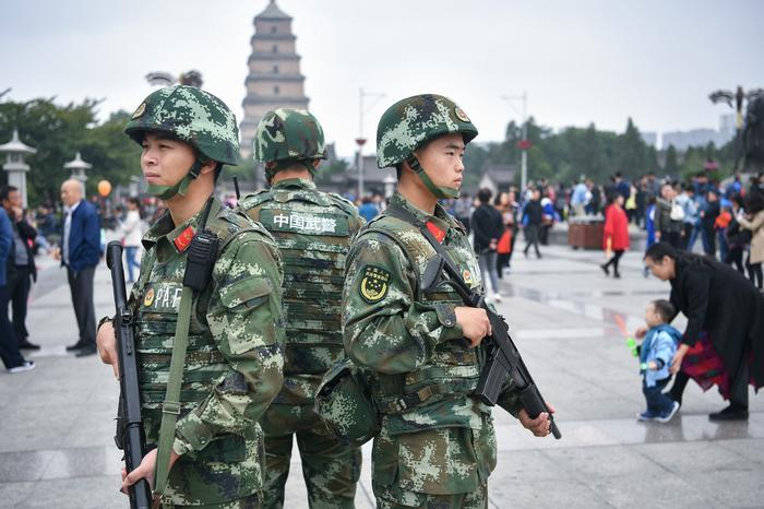 西安武警支队出动大批官兵为市民游客保驾护航