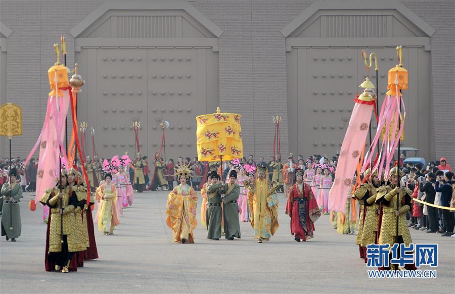 12月22日,身着唐代服饰的祭祀人员再现唐代"冬至祭天礼".