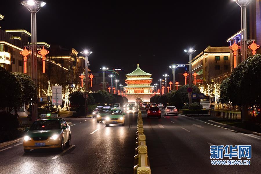这是2月5日拍摄的西安南大街与钟楼夜景.