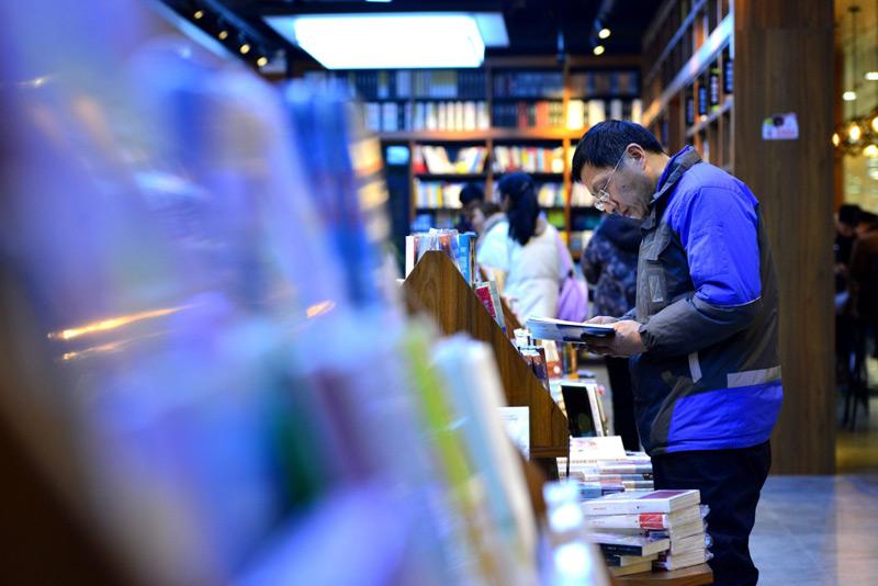 1月17日,一名市民在江苏盐城大众书局内阅读.