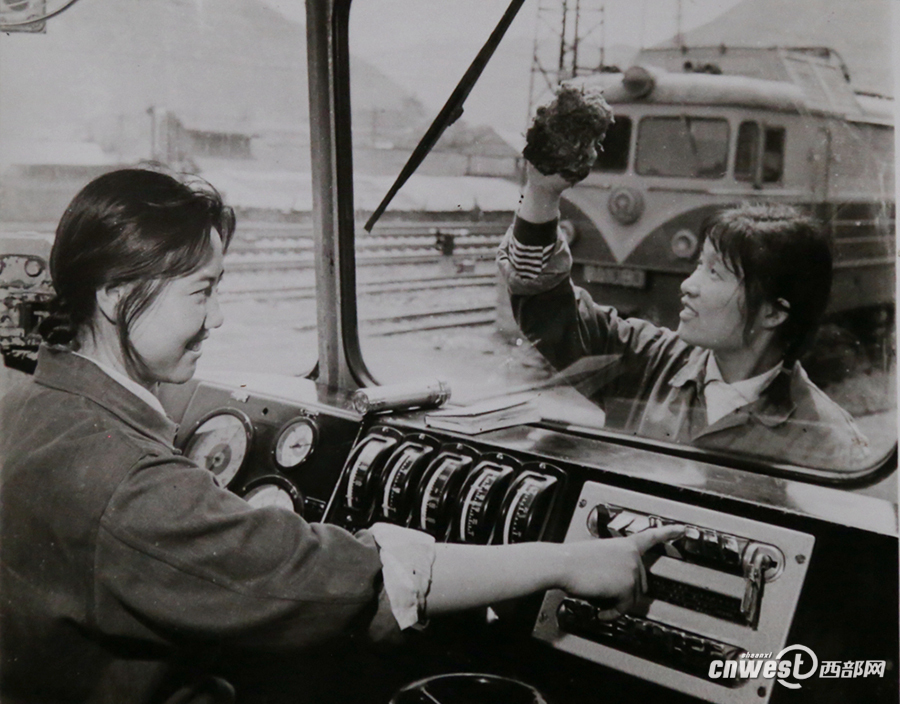 宝成铁路上新中国第一代女电力机车司机