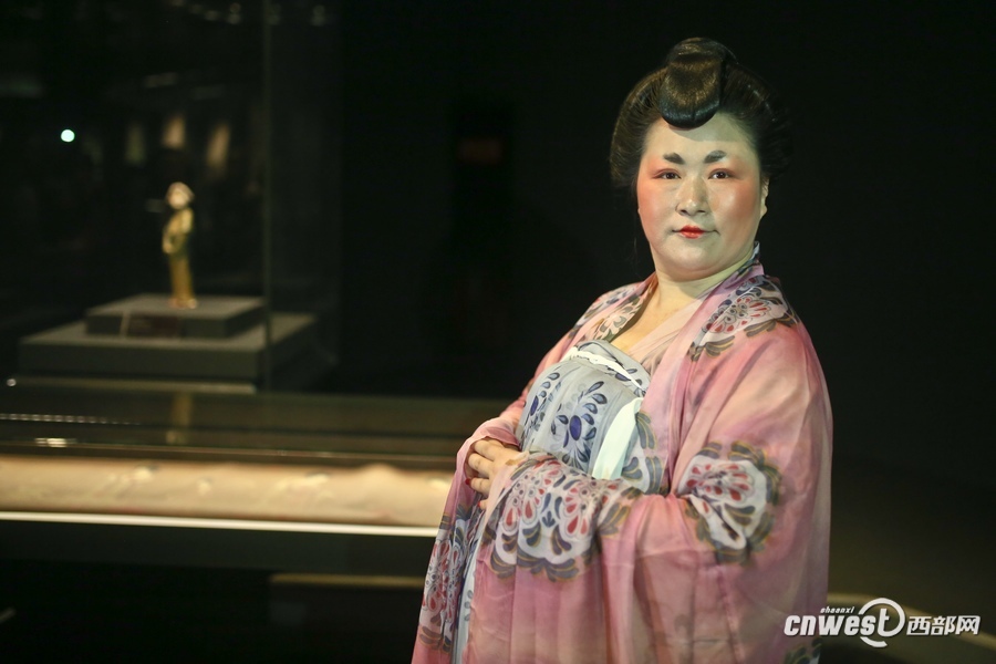 网红"唐妞"在陕历博梦回大唐