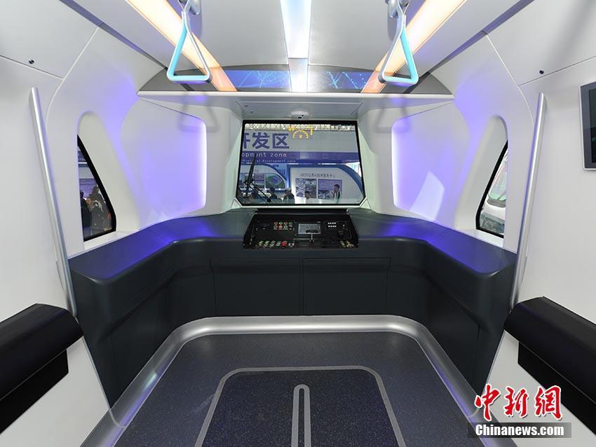 中国"未来地铁车"亮相 集无人驾驶等多种黑科技