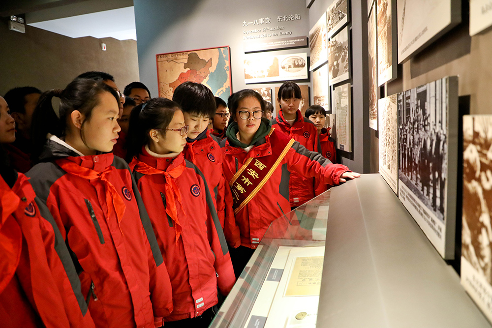 12月12日,来自西安市第二十六中学的学生们参观西安事变纪念馆,接受