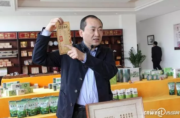 纪晓明向全国网络媒体记者介绍泾渭茯茶.