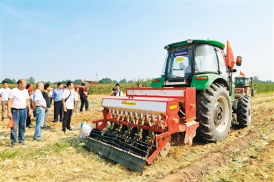 演示会现场展示的玉米机联合收割机,小麦播种机,秸秆综合利用,深松