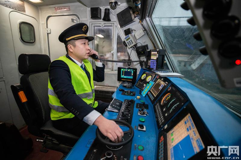 西安机务段火车司机雨雪天精心驾驶列车服务春运旅客出行