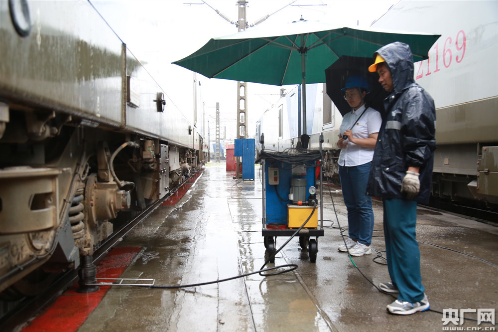 安康机务段应对强降雨天气确保机车健康出库运行