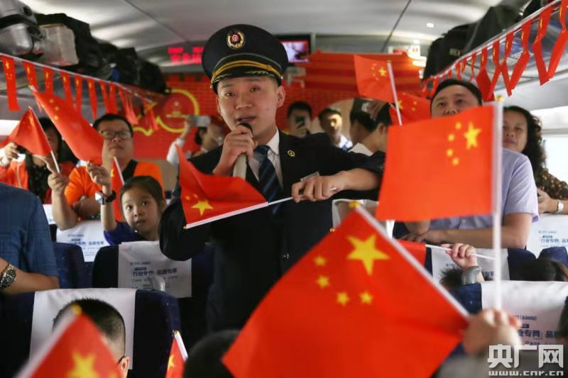 西成高铁上童音声声颂祖国