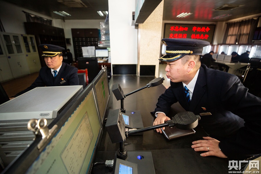 铁路调图西安机务段高铁司机精准作业确保列车安全运行