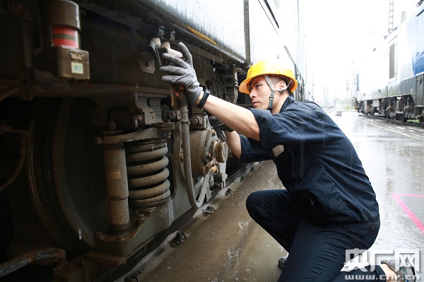安康机务段立体防控积极应对强降雨天气