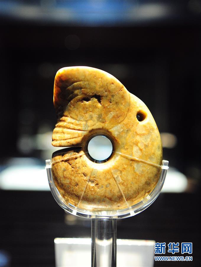 梁带村芮国遗址博物馆内展出的玉猪龙(3月7日摄).