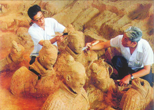 考古专家袁仲一(左),杭德州(右)在秦兵马俑一号坑早期发掘现场.