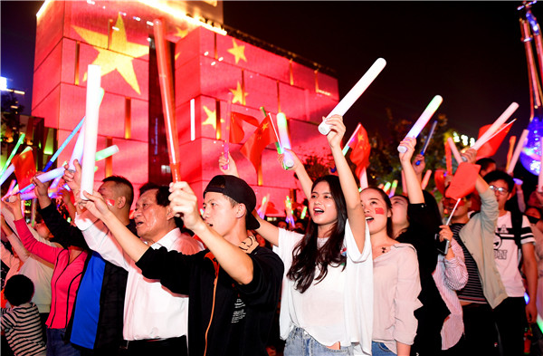 "快闪"迎国庆 千余人合唱《歌唱祖国》场面震撼
