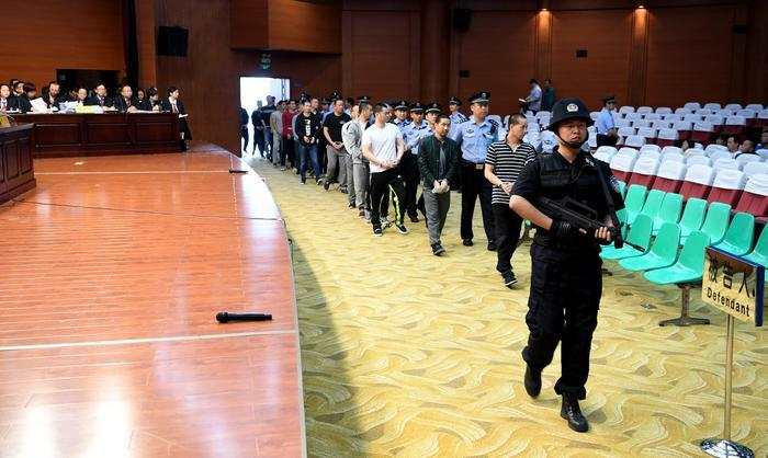 27人涉黑 团伙"老大"与妻子一同受审