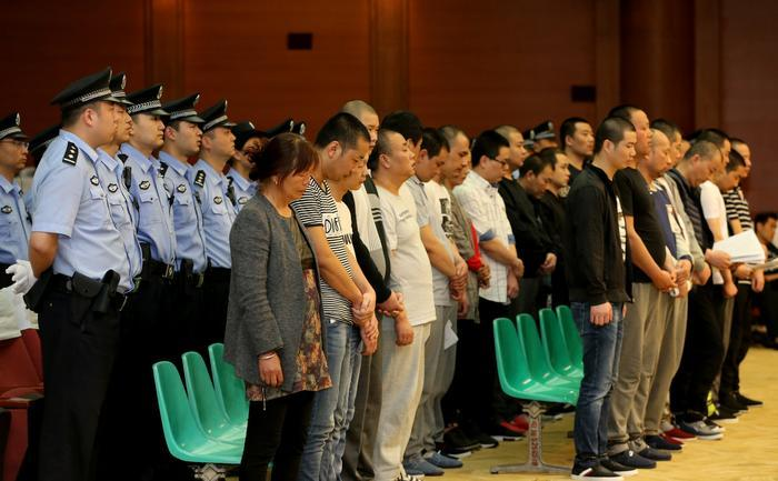26名黑社会人员受审 记者 翟小雪 摄