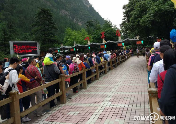 8月8日一早,大批游客排队进入九寨沟景区.(受访者供图)