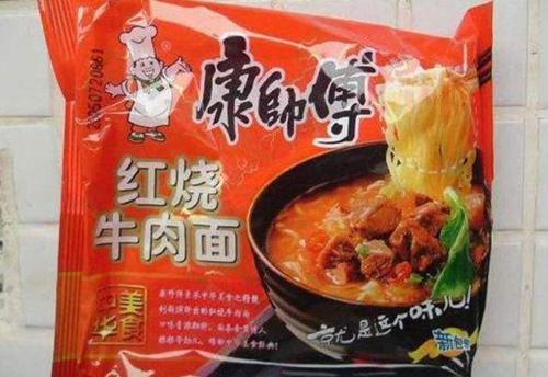 农村集贸市场上流行的"山寨版"康师傅方便面. (图片来源于网络)