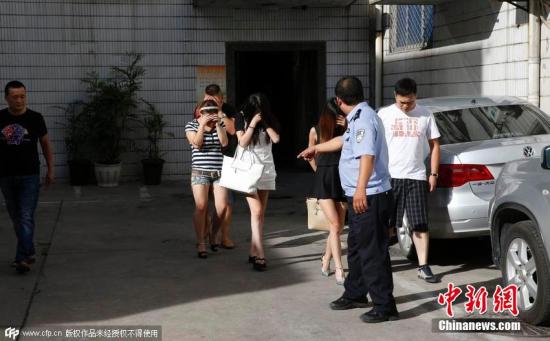 贵府图：警方开展扫黄打非整治。 图片着手：CFP视觉中国