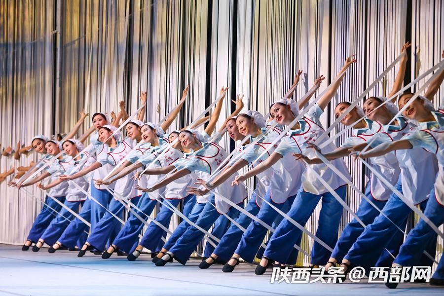 情景歌舞《青春之歌》讲述了纺织女工的励志故事.