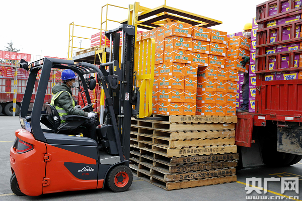 扶风县今麦郎食品(宝鸡)有限公司库存区工人正忙着装货